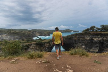 İnsan gezgini, Angel 's Billabong plajı, Nusa Penida Adası, Bali,
