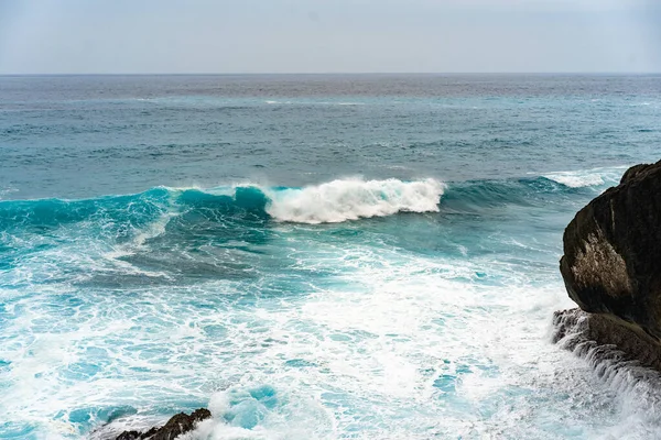 Doğal arka plan, okyanustaki dalgalar.