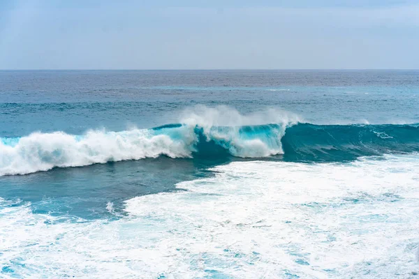 Doğal arka plan, okyanustaki dalgalar.