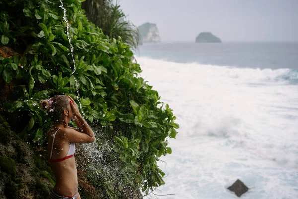 Nusa Penida 'nın doğal görüşü. Kayalar ve okyanus. Peguyangan Suyu