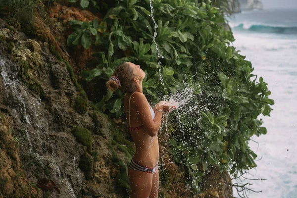 Nusa Penida 'nın doğal görüşü. Kayalar ve okyanus. Peguyangan Suyu