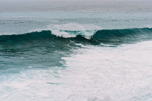 Doğal arka plan, okyanustaki dalgalar.