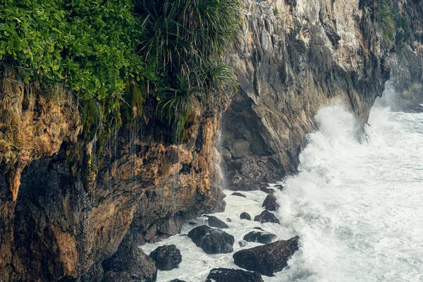 Doğal Arkaplan Dalgalar Kayalarda Kırılır — Stok fotoğraf