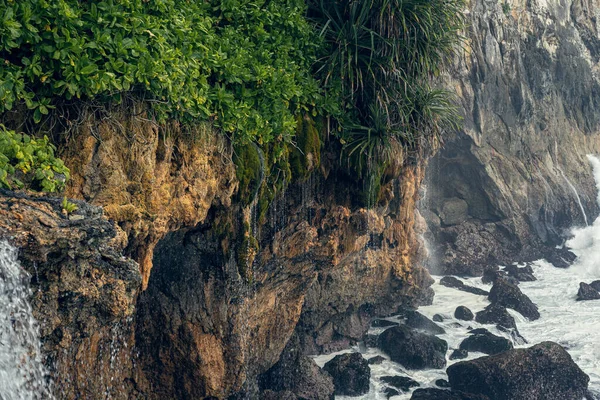 Doğal arkaplan, dalgalar kayalarda kırılır