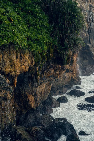 Doğal arkaplan, dalgalar kayalarda kırılır