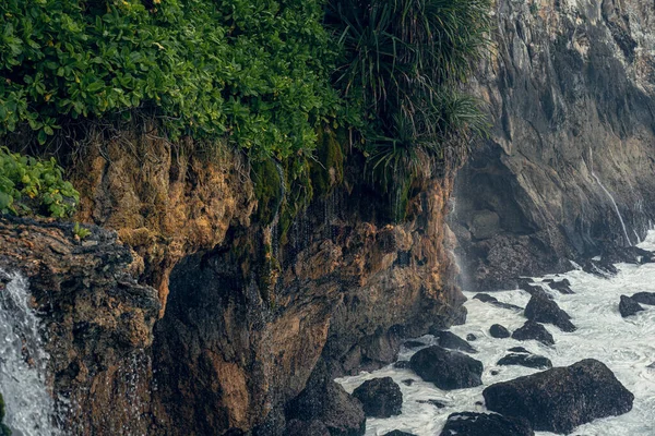 Doğal arkaplan, dalgalar kayalarda kırılır