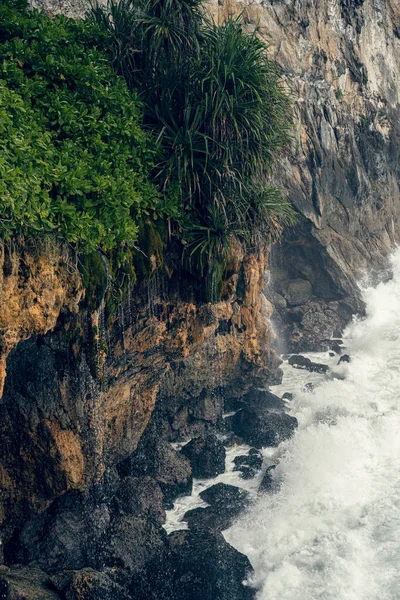 Doğal arkaplan, dalgalar kayalarda kırılır