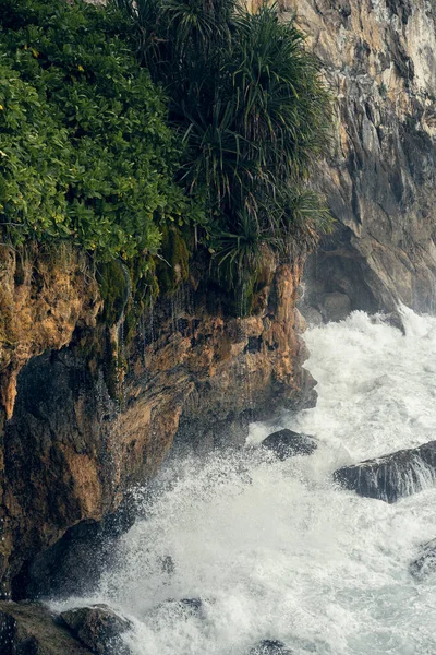 Fondo Naturale Onde Che Infrangono Sulle Rocce — Foto Stock