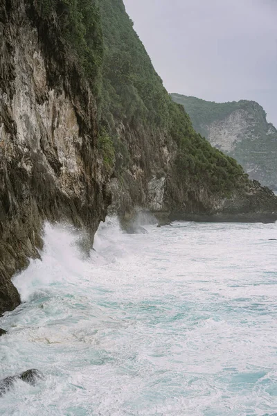 Doğal arkaplan, dalgalar kayalarda kırılır
