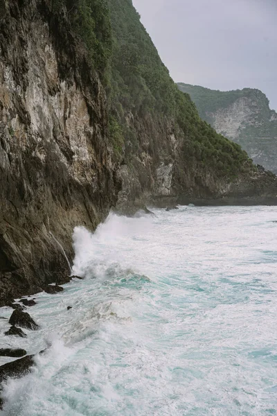 Fond Naturel Vagues Brisent Sur Les Rochers — Photo