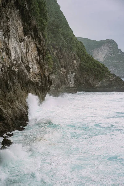 Natürlicher Hintergrund Wellen Brechen Felsen — Stockfoto