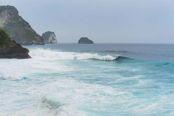 Nusa Penida 'nın doğal görüşü. Kayalar ve okyanus. Peguyangan Tapınağı