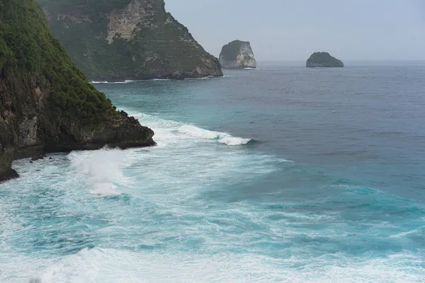 Nusa Penida 'nın doğal görüşü. Kayalar ve okyanus. Peguyangan Tapınağı