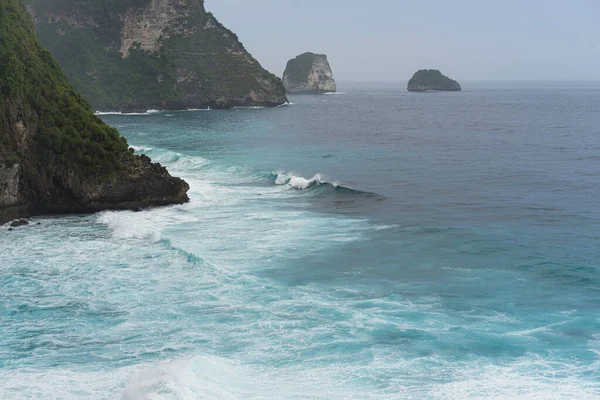 Přírodní Výhledy Nusa Penida Skály Oceán Peguyanganský Chrám — Stock fotografie