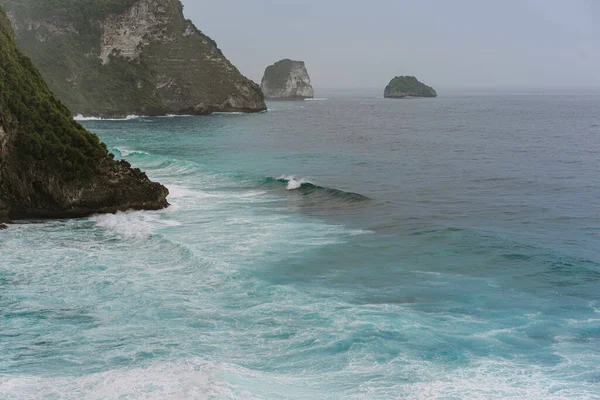 自然の背景 海とWを背景にした岩 — ストック写真