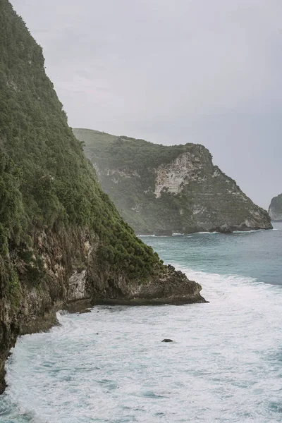 Okyanus, arka plan. Köpüklü ve dalgalı mavi okyanus, doğal sırt.