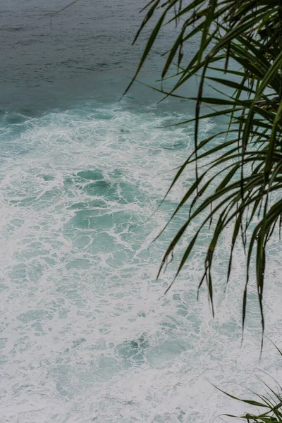 Okyanus, arka plan. Köpüklü ve dalgalı mavi okyanus, doğal sırt.