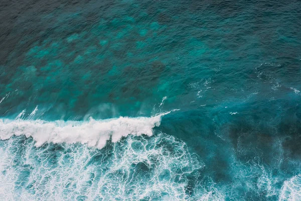 Okyanus, arka plan. Köpüklü ve dalgalı mavi okyanus, doğal sırt.