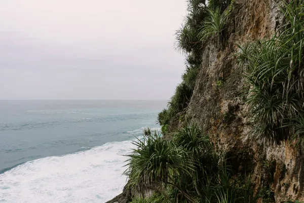 Nusa Penida 'nın doğal görüşü. Kayalar ve okyanus. Peguyangan Tapınağı