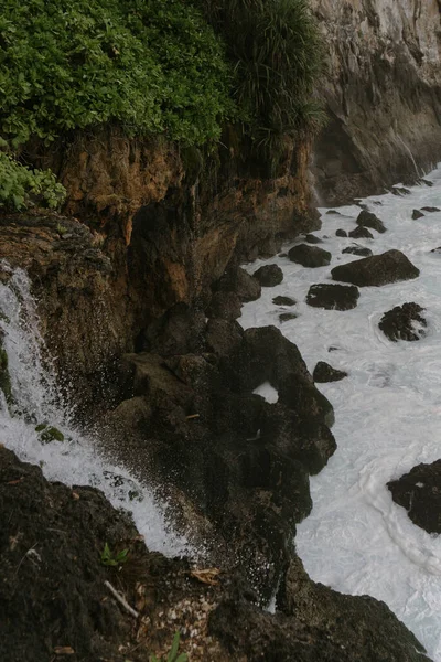 Nusa Penida 'nın doğal görüşü. Kayalar ve okyanus. Peguyangan Tapınağı