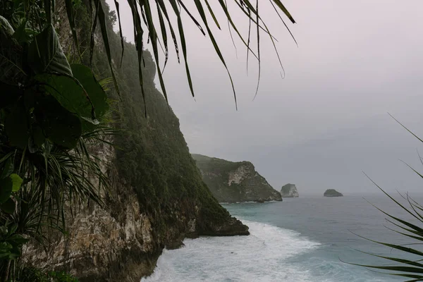 Nusa Penida 'nın doğal görüşü. Kayalar ve okyanus. Peguyangan Tapınağı