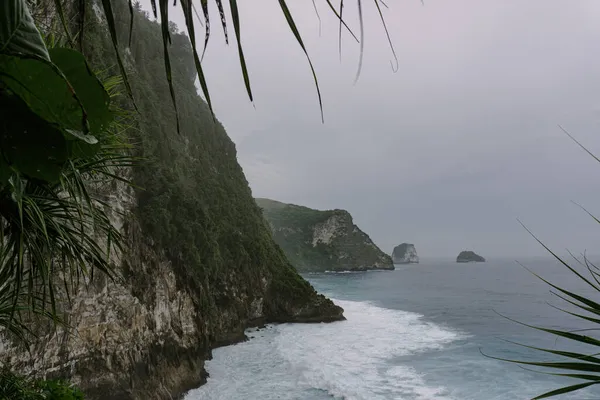 Nusa Penida 'nın doğal görüşü. Kayalar ve okyanus. Peguyangan Tapınağı