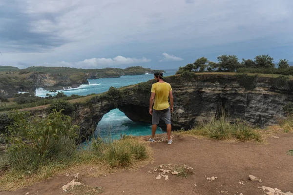 Man Traveler Angel Billabong Beach Nusa Penida Island Bali — Fotografia de Stock