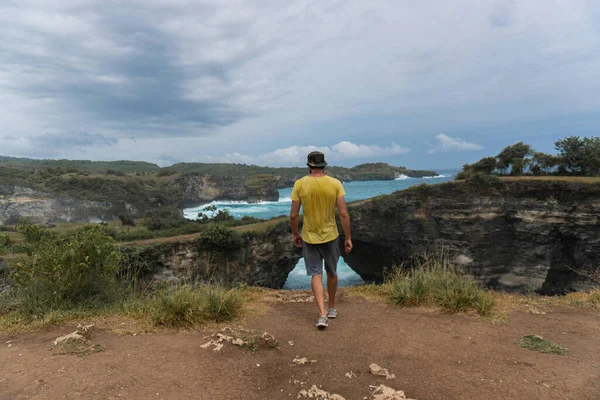 Man Traveler Angel Billabong Beach Nusa Penida Island Bali — Fotografia de Stock