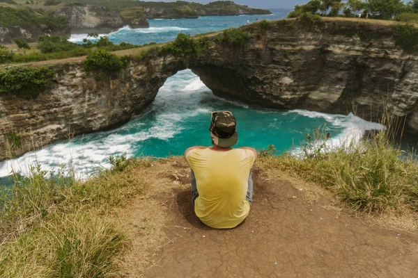 Man Traveler Angel Billabong Beach Nusa Penida Island Bali — Fotografia de Stock