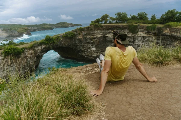 Man Traveler Angel Billabong Beach Nusa Penida Island Bali — Fotografia de Stock