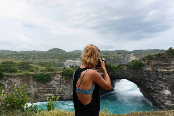 Mulher Fotógrafa Viajante Fotografar Marcos Câmera — Fotografia de Stock