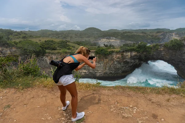 Žena Fotograf Cestovatel Fotografování Památek Kameře — Stock fotografie