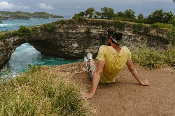 Man Traveler Angel Billabong Beach Nusa Penida Island Bali — Fotografia de Stock