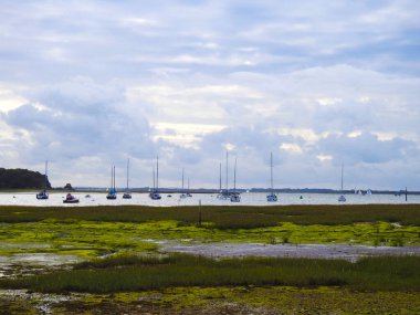 Sudaki yatlar alçak gelgitte