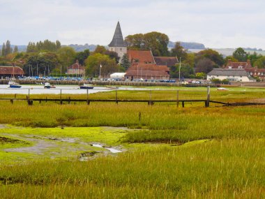 Marina ve İngiltere 'nin Boscham köyü manzaralı.