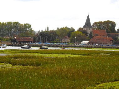 Marina ve İngiltere 'nin Boscham köyü manzaralı.