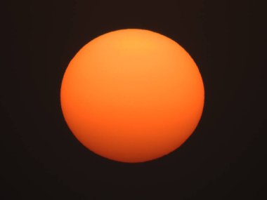 Siyah zemin üzerinde yuvarlak turuncu güneş