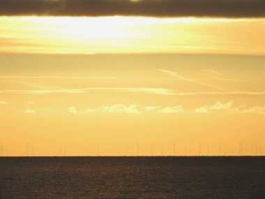 Sarı altın güneş denizin üzerinde doğuyor.