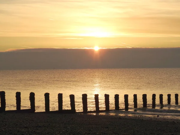 Sonnenaufgang Über Dem Meer Mit Einem Sichtbaren Wellenbrecher — Stockfoto