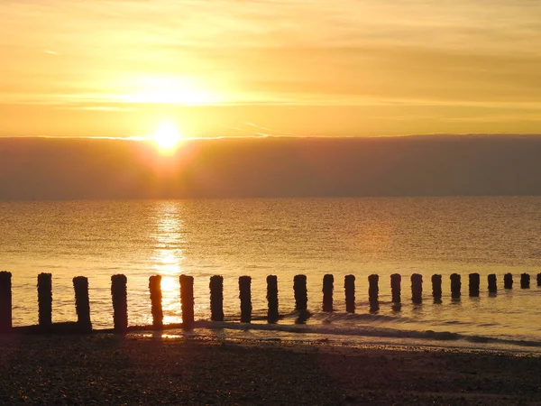 Sonnenaufgang Über Dem Meer Mit Einem Sichtbaren Wellenbrecher — Stockfoto