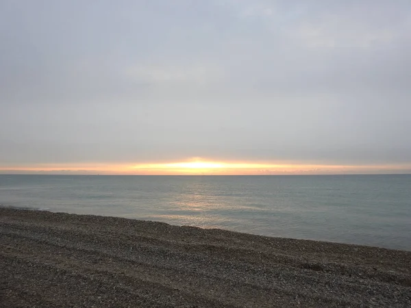 Východ Slunce Nad Mořem Viditelnými Značkami Kol Oblázkové Pláži — Stock fotografie