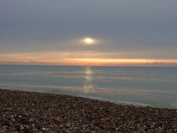 Alba Sul Mare Con Una Piccola Barca Vela Visibile Lontananza — Foto Stock