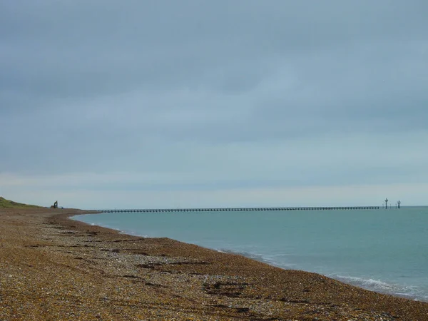 Blick Auf Wolkenverhangene Wolken Einen Felsigen Strand Meer — Stockfoto