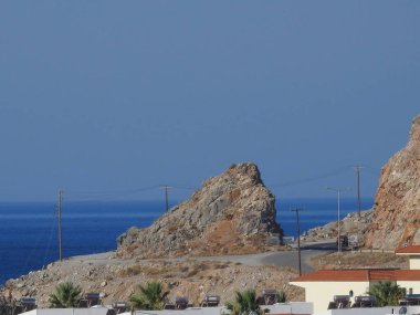 Rodos 'taki deniz kenarındaki büyük kayaların manzarası.
