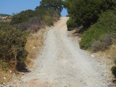 Kuru bir iklimde dağa giden kayalık yolu okşamak.