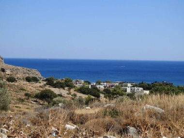 Deniz manzarası ve deniz kenarındaki binalar