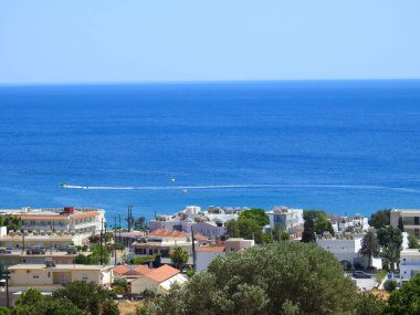 Deniz manzarası ve deniz kenarındaki binalar