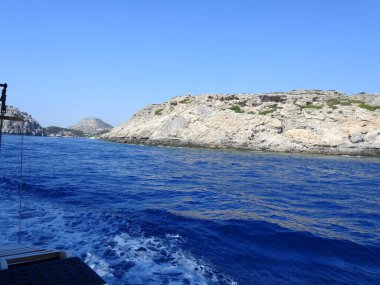 Dağlık, kayalık kıyı ve deniz manzarası