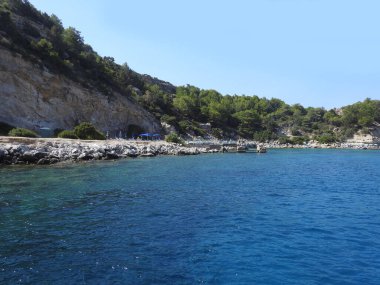 Rodos 'taki taşlı yüksek kıyı manzarası