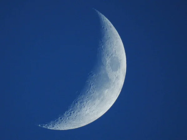 Mavi arka planda Ay 'ın bir kesitinin yakın görüntüsü